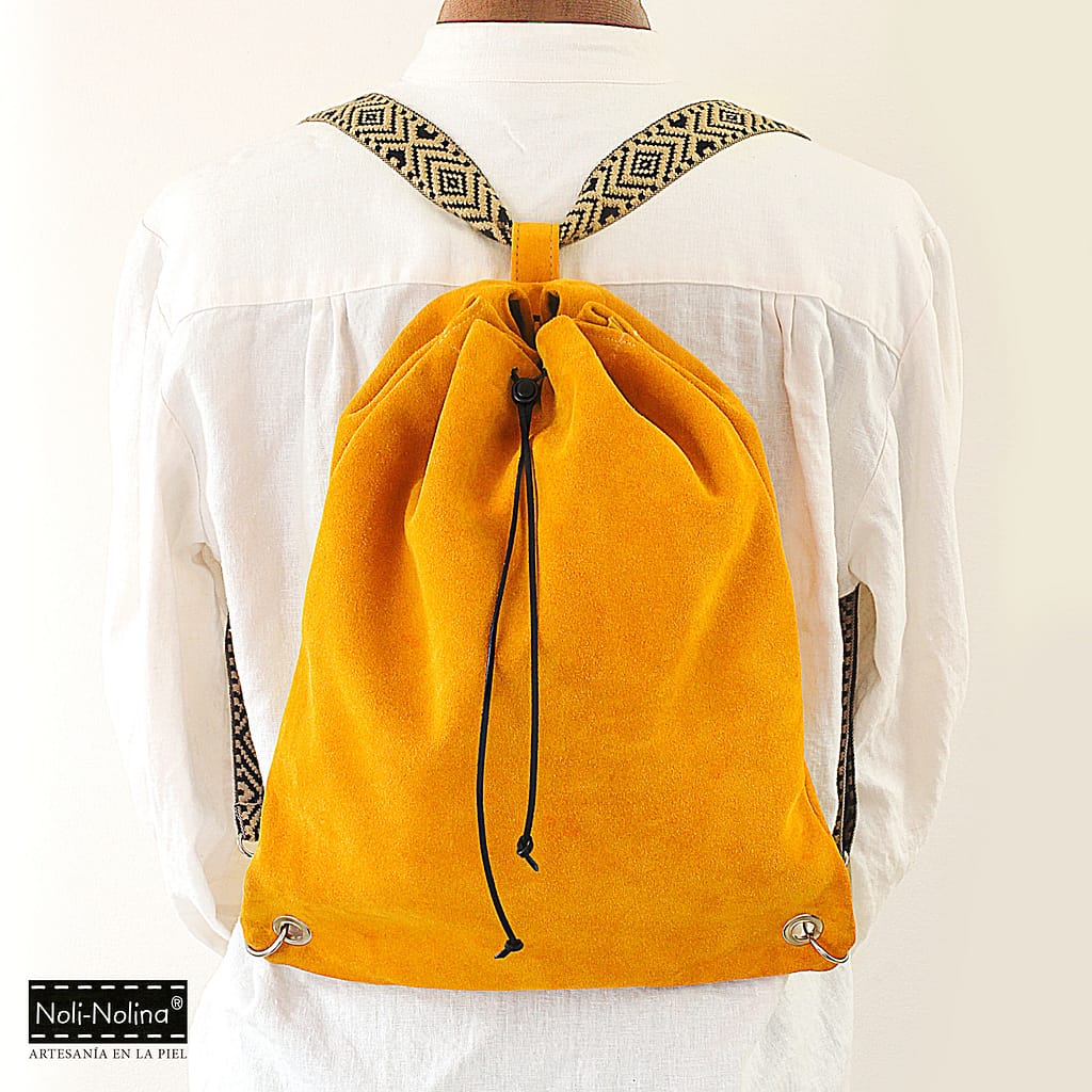 mochila saco de serraje en color mostaza con correa estampada étnica en algodón 100%