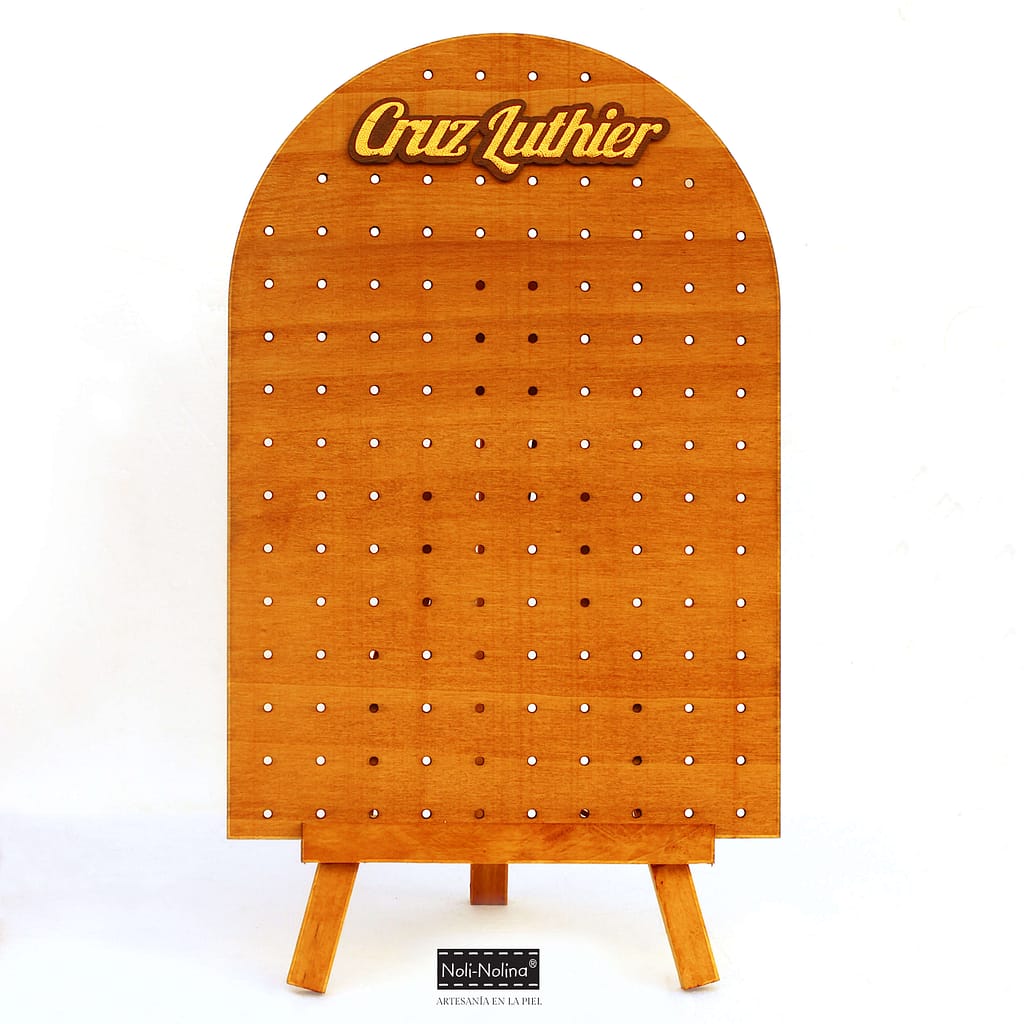 Expositor vacío de chapa de madera en color avellana perforado para sistema de ganchos
