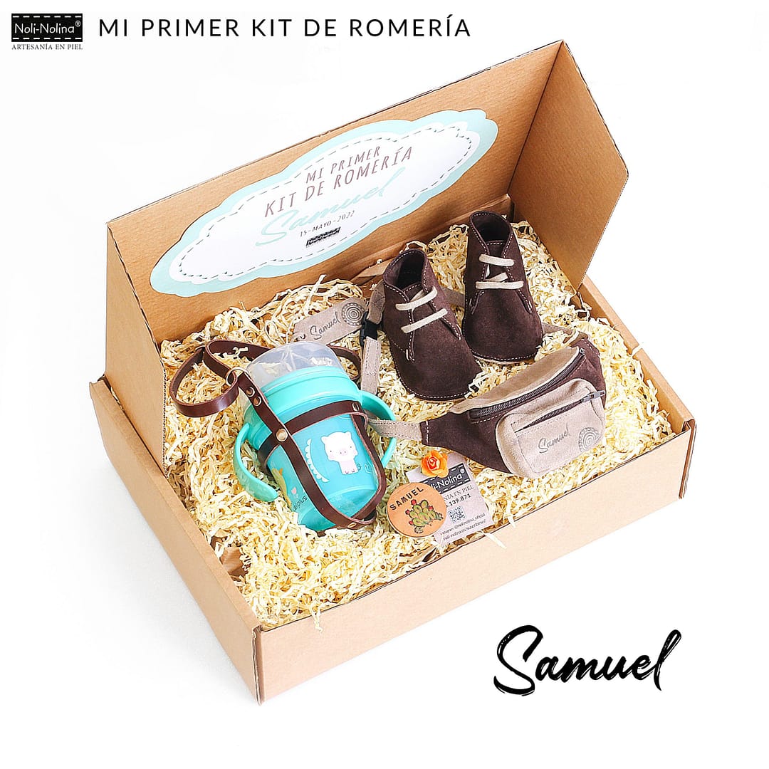 Caja de cartón que contiene complementos de piel para bebé