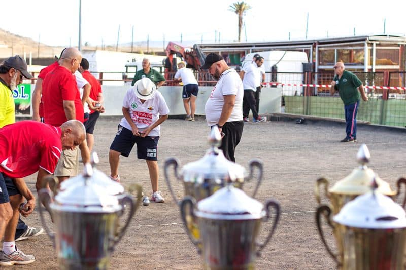 grupo de personas jugando un torneo de pentaca durante las fiestas