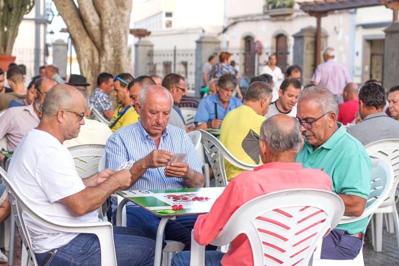 personas sentadas jugando a la zanga