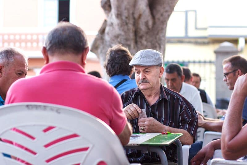 señores jugando a la zanga en una plaza