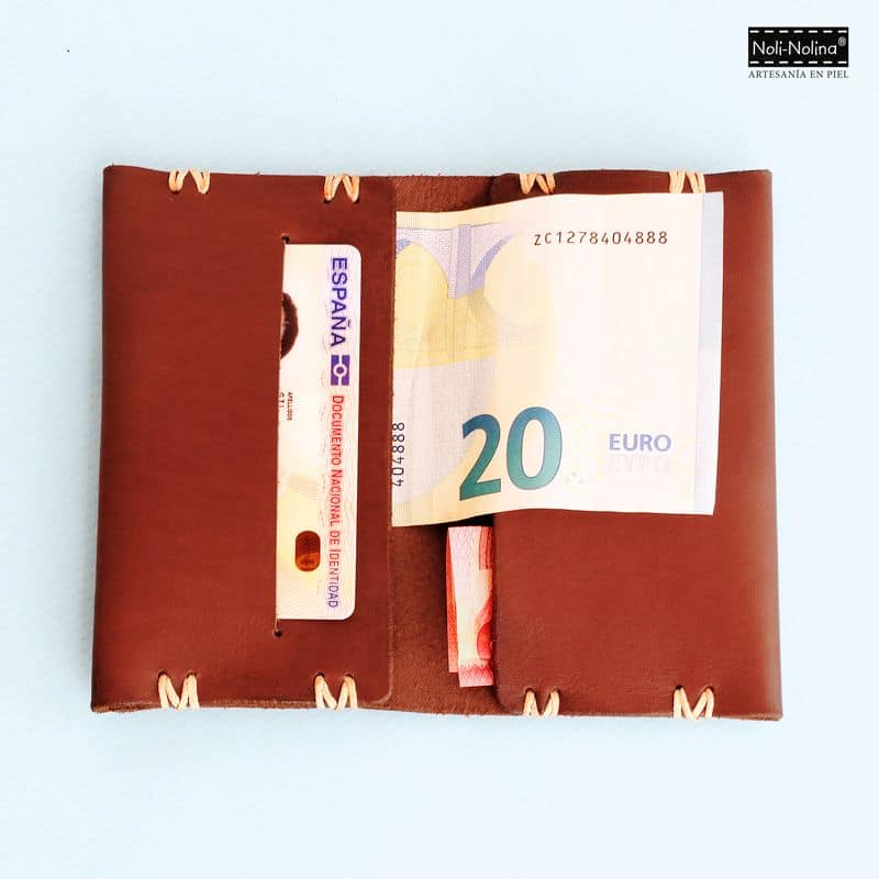 Cartera minimalista de cuero en color chocolate para hombre, con grabado de diferentes pintaderas