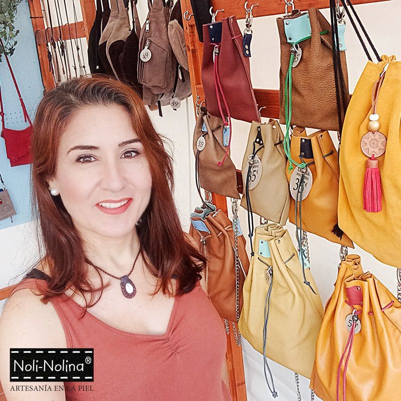 Selfie Noly Gil en la caseta "NOLI-NOLINA Artesanía en la piel" durante la feria Km0 celebrada en Ingenio (Gran Canaria).