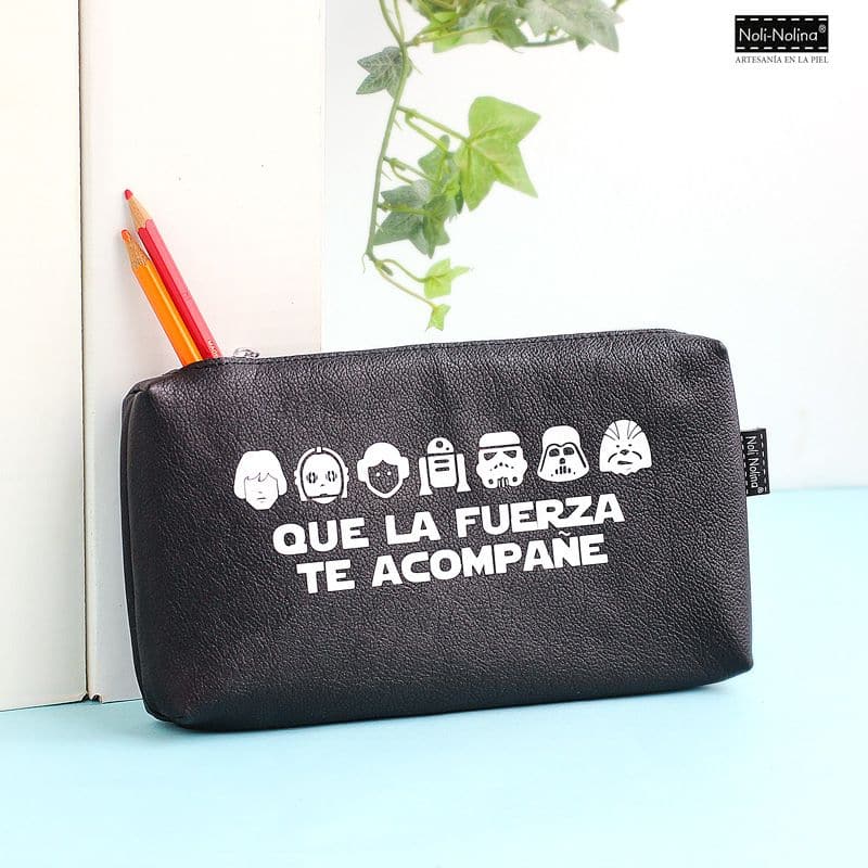 estuche negro de cuero para lápices con los personajes de STAR WARS y el texto QUE LA FUERZA TE ACOMPAÑE
