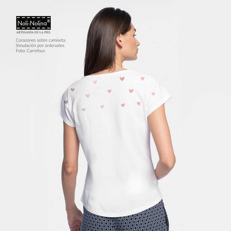 Vista de la espalda de camiseta con corazones para profesora de primaria