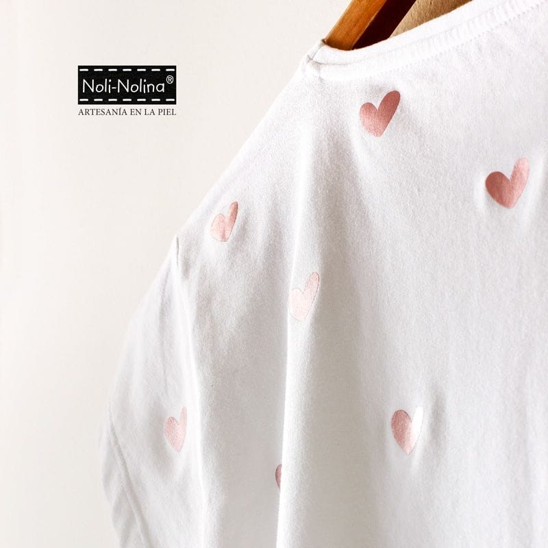 vista del hombro de la camiseta con corazones