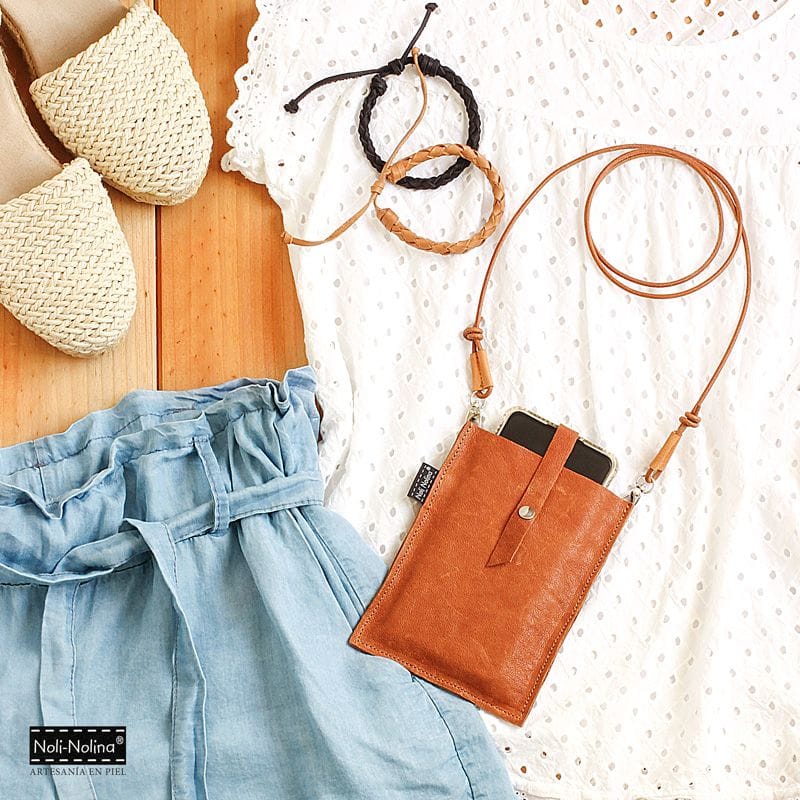 outfit de short vaquero y blusa blanca con complementos de cuero