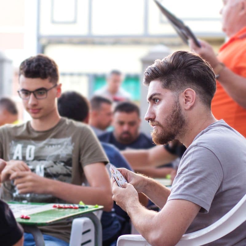 jugadores de zanga con baraja española en la mano