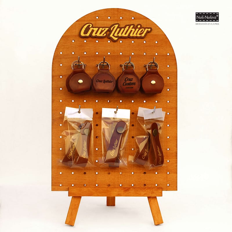 Expositor de madera personalizado con el logo Cruz Luthier