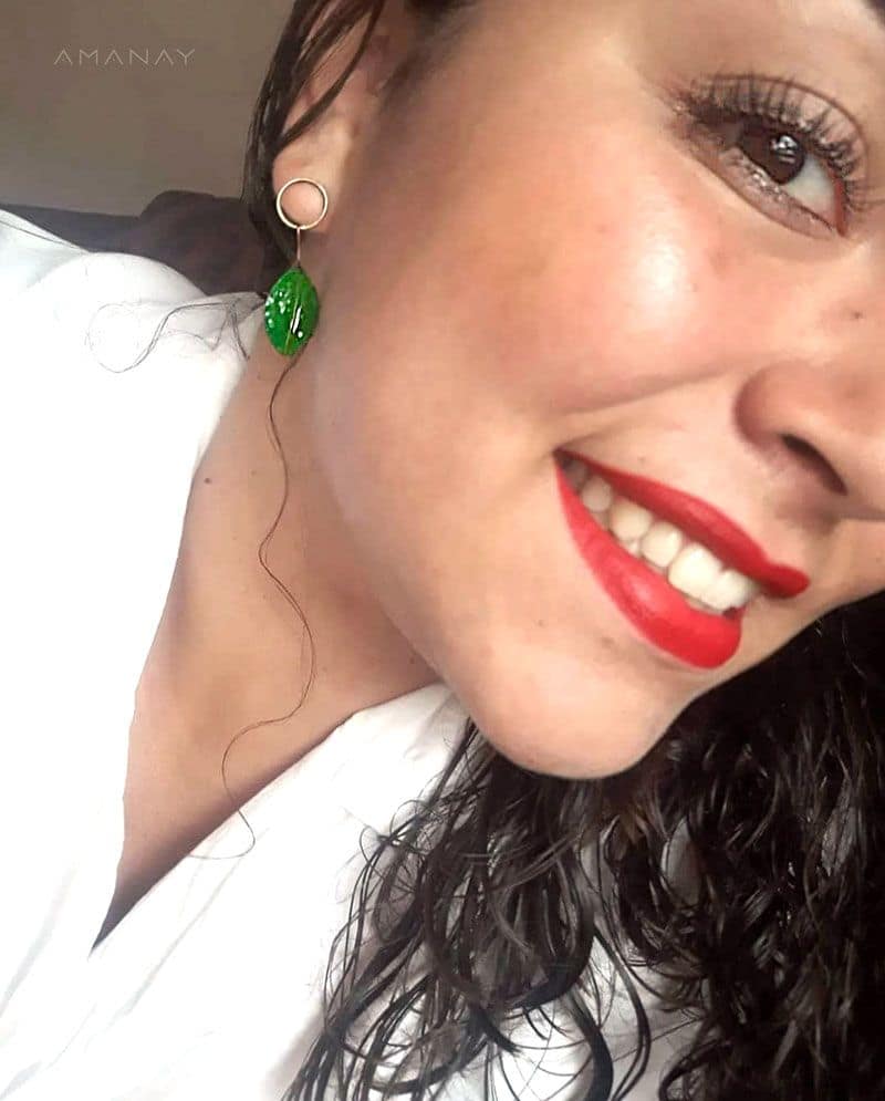 Modelo con un pendiente de hoja de AMANAY