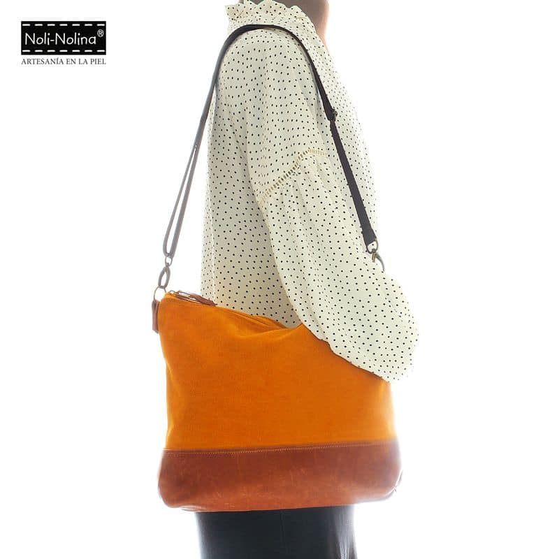 Bolso realizado en cuero de serraje color mostaza y cuero color caramelo
