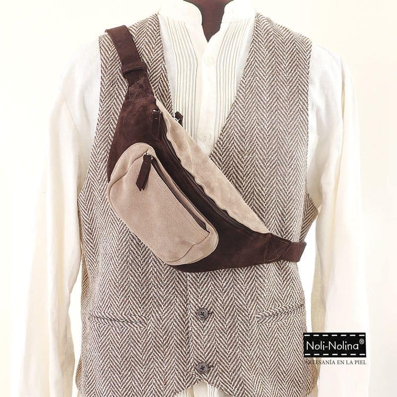 Riñonera genuina con 3 cremalleras realizada en serraje 