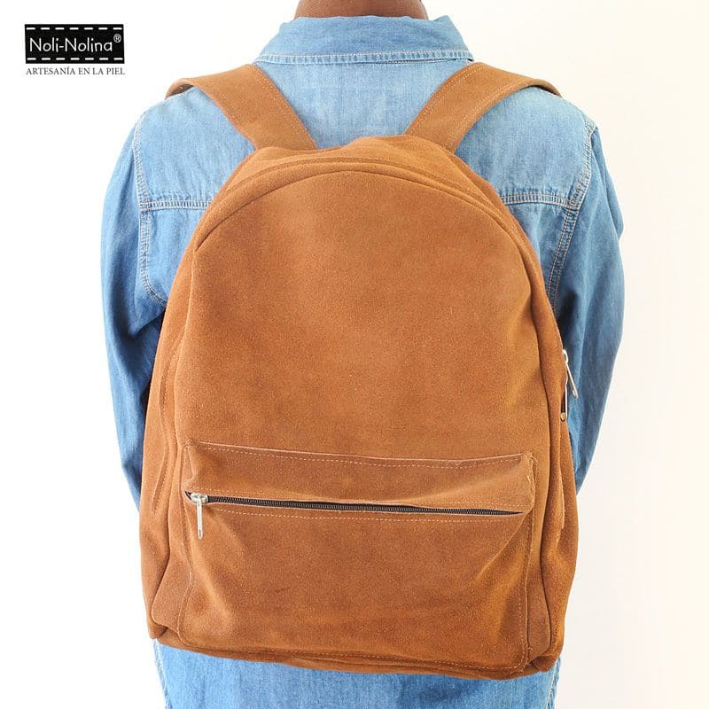 Mochila grande elaborada en serraje de color canelo 30x40x15