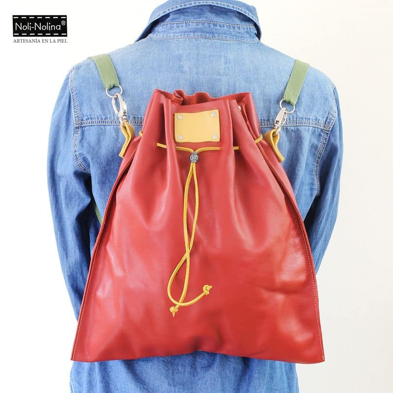 Mochila saco boxcalf en color teja y vainilla con correa intercambiable de naylon color verde y metales plateados