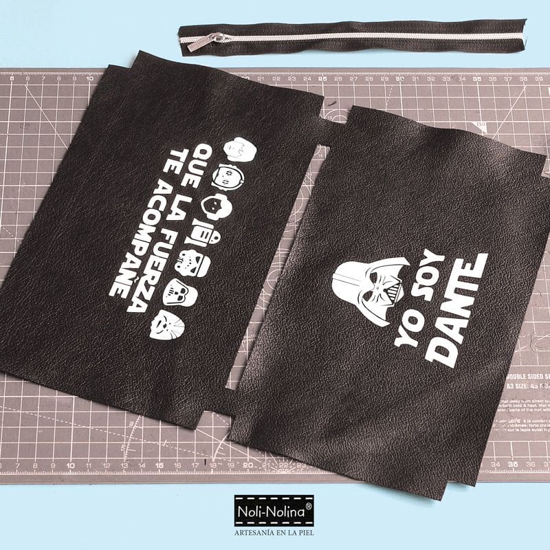 en proceso, elaboración de estuche de cuero negro con el texto YO SOY DANTE