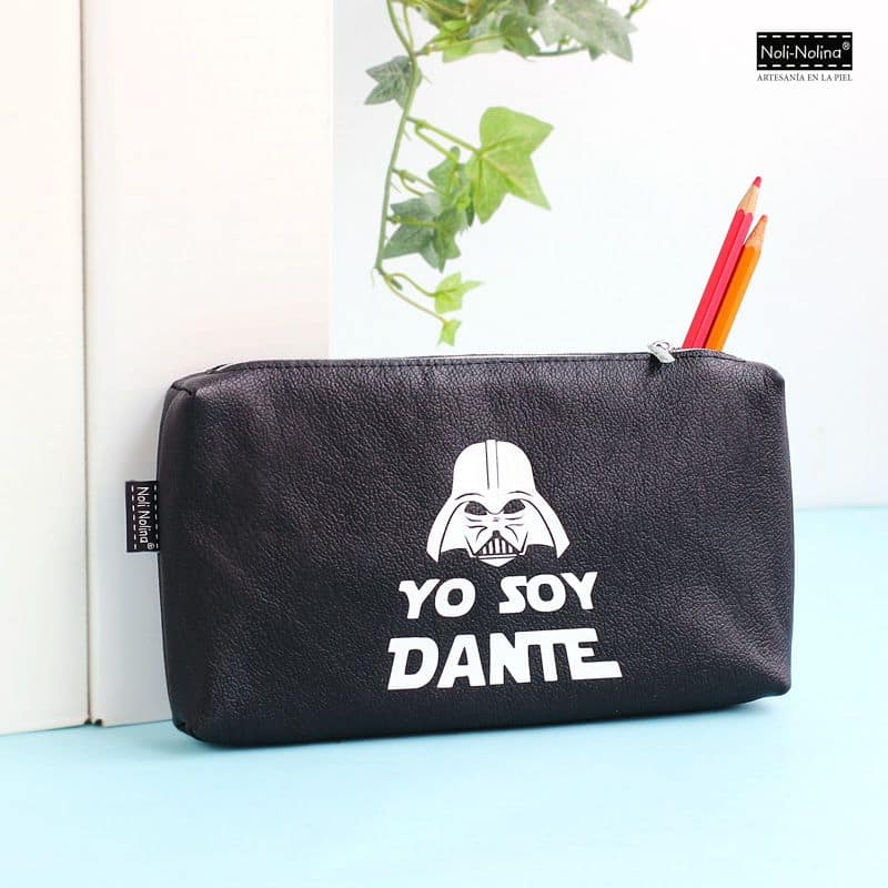 estuche negro de cuero con nombre del niño DANTE