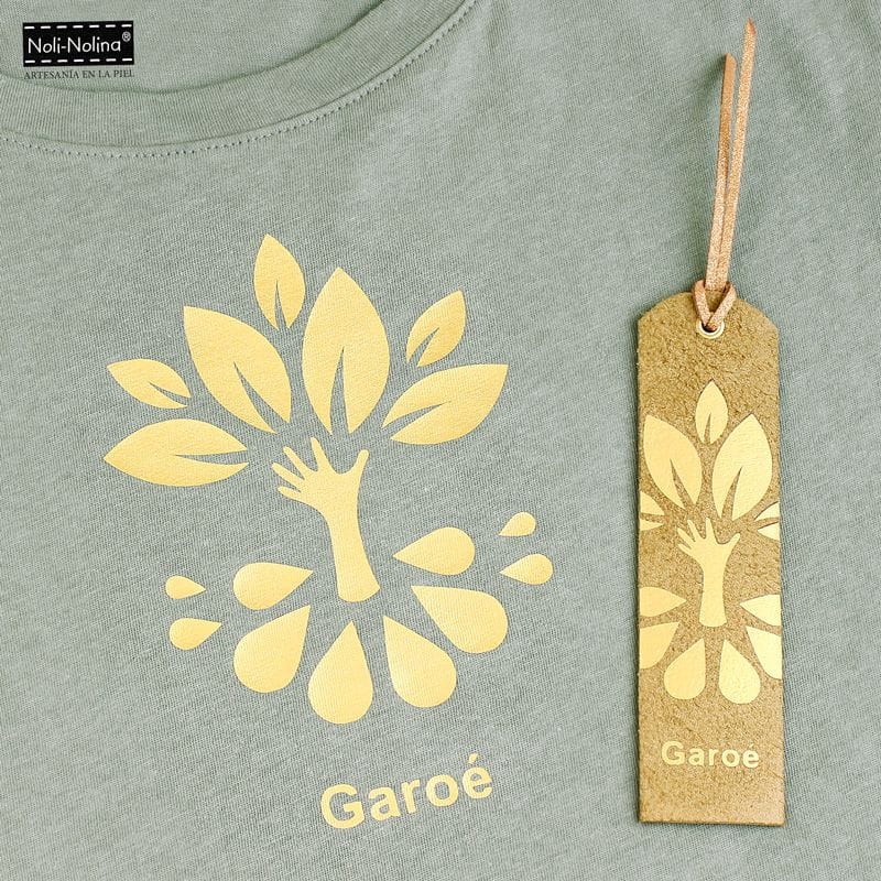 icono garoé en sobre camiseta y marcapáginas
