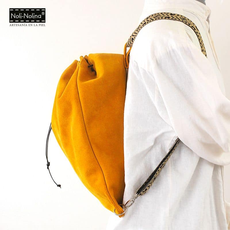 Mochila saco de cuero en serraje de color mostaza