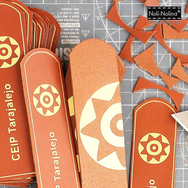 parte del proceso de marcapáginas de cuero en color chocolate con pintadera canaria magec en color dorado satinado