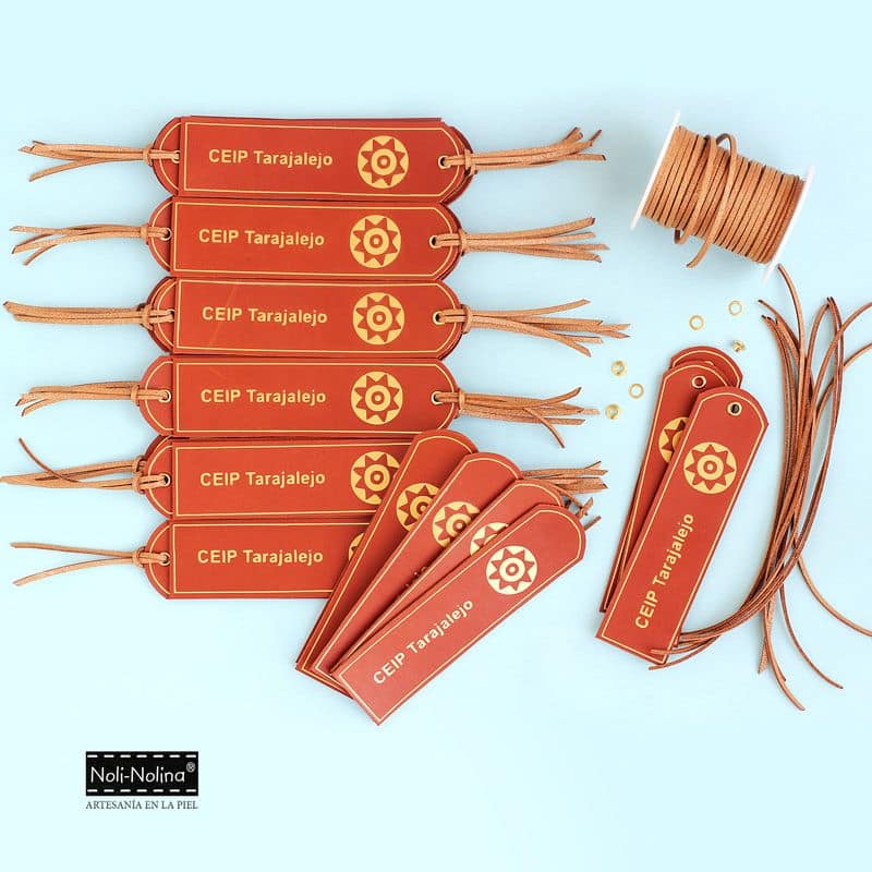 parte del proceso de marcapáginas de cuero en color chocolate con pintadera canaria magec en color dorado satinado