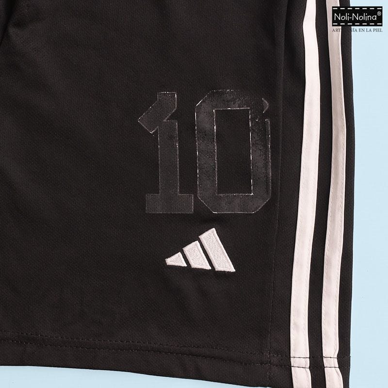 pantalón de fútbol messi con el número diez deteriorado