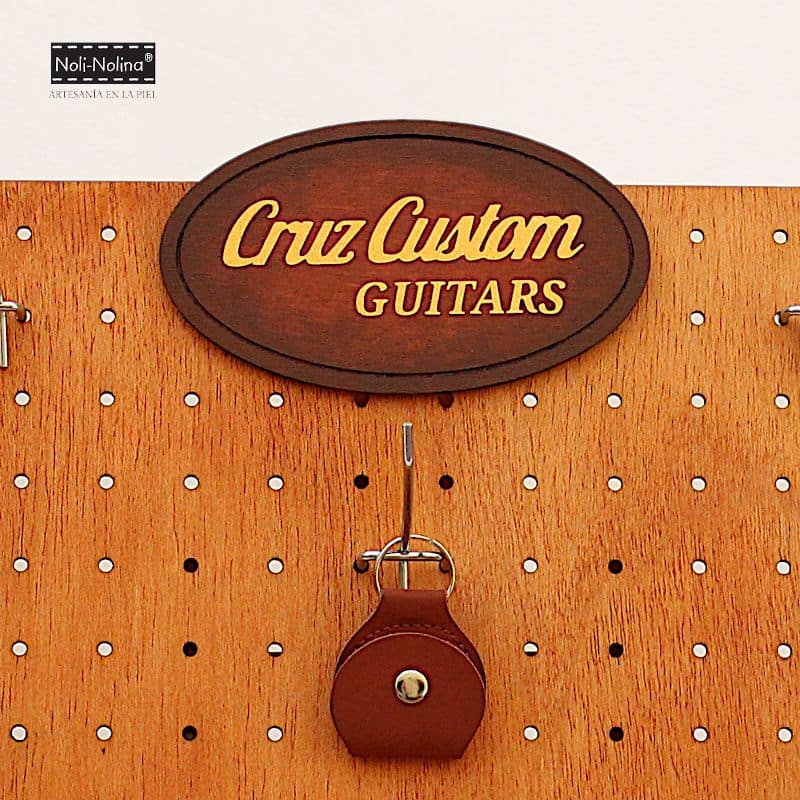 Letrero ovalado Cruz Custom Guitars